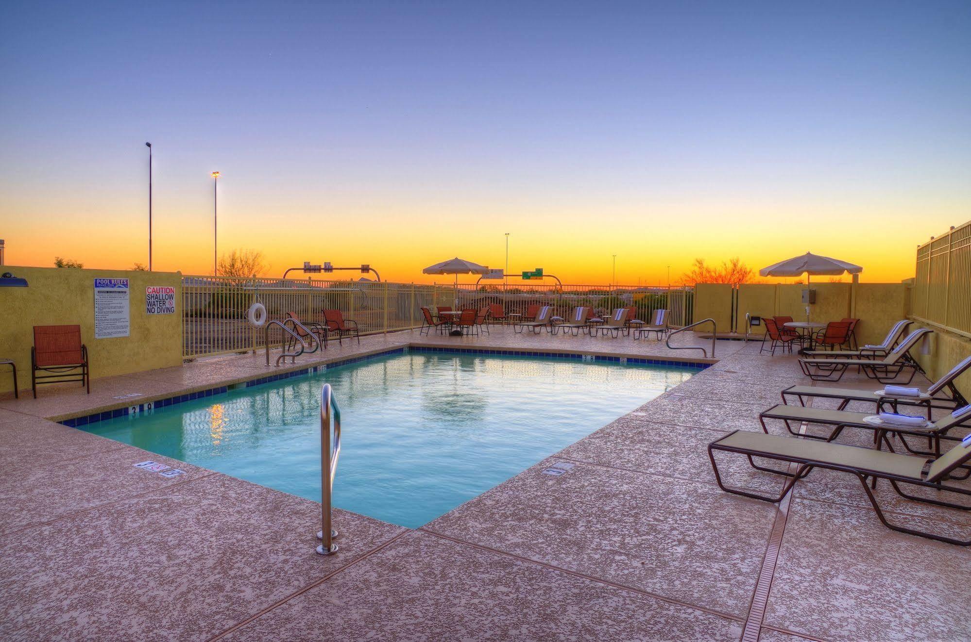 Holiday Inn Express & Suites - Phoenix North - Scottsdale By Ihg Exterior photo